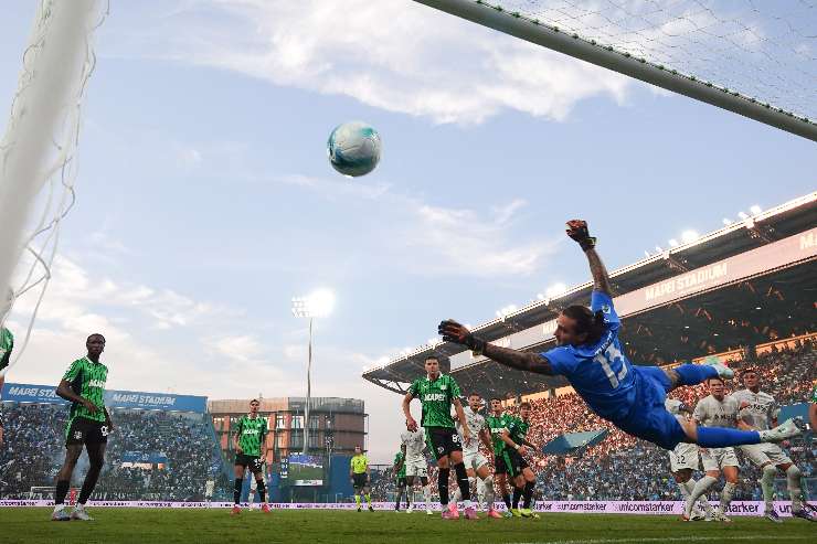 Portiere del Sassuolo che non para la palla