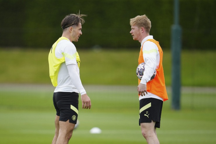 Grealish con De Bruyne