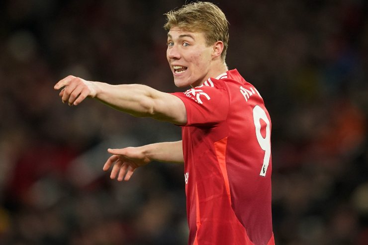 Hojlund in campo con la maglia del Manchester United