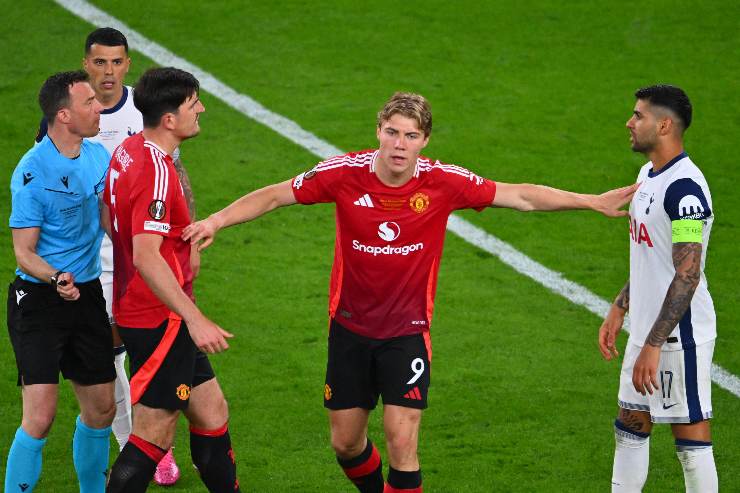 Hojlund in campo con la maglia del manchester