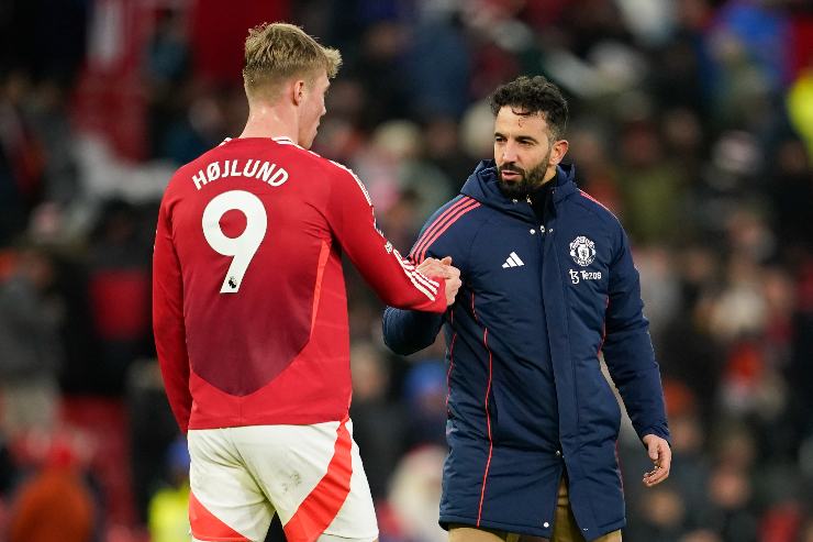 Hojlund in campo con la maglia del Manchester