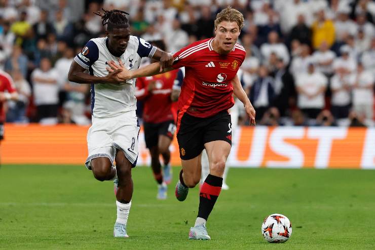 Hojlund in campo con lo United