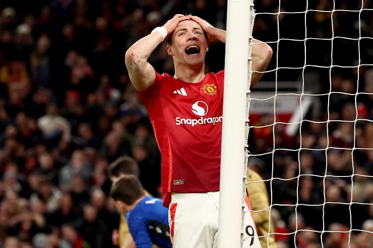 Hojlund disperato con le mani fra i capelli