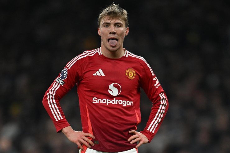 Rasmus Hojlund attaccante del Manchester United in campo 