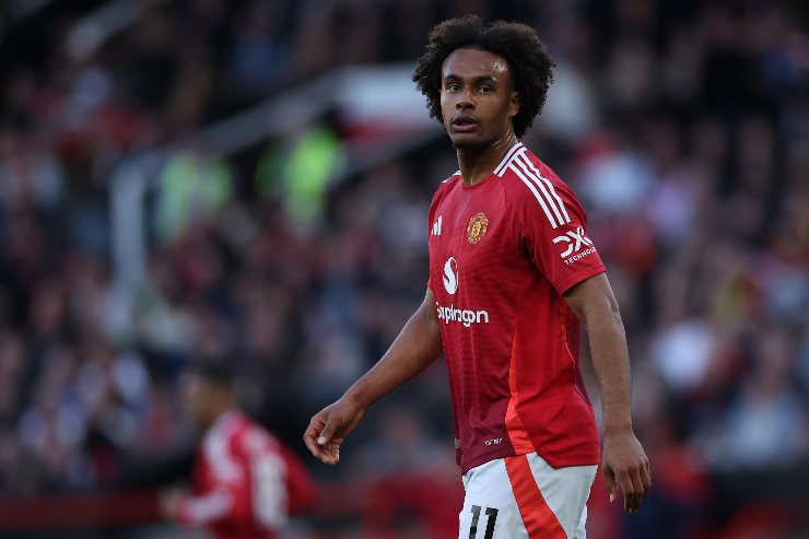 Zirkzee in azione con il Manchester United