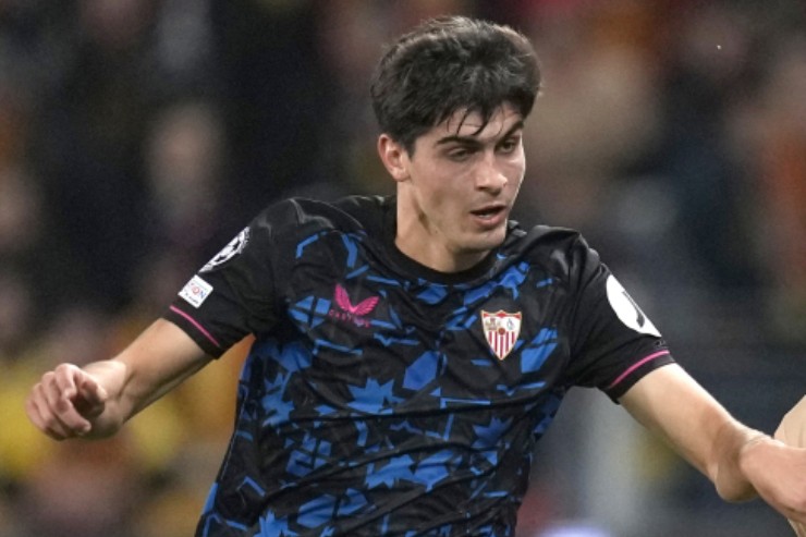 Juanlu Sanchez in primo piano mentre è coinvolto in un contrasto 