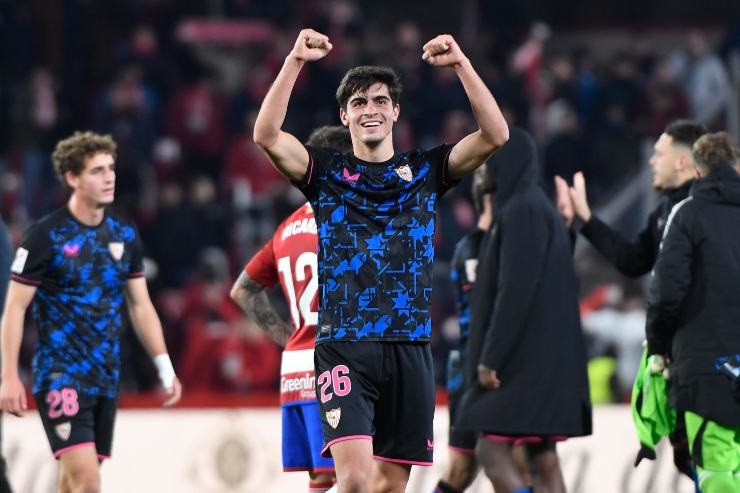 Juanlu Sanchez in campo con la maglia del Siviglia