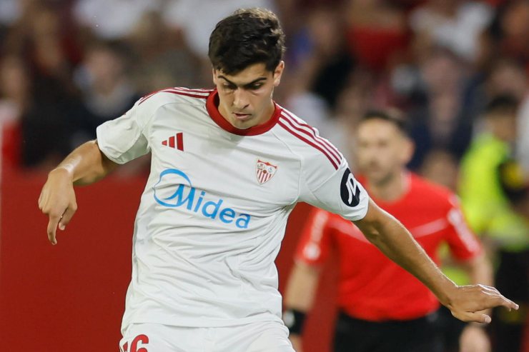 Juanlu Sánchez in azione con la maglia del Siviglia