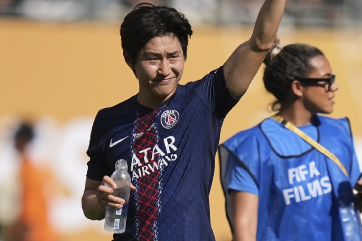 Lee Kang-in saluta in campo verso la tribuna 