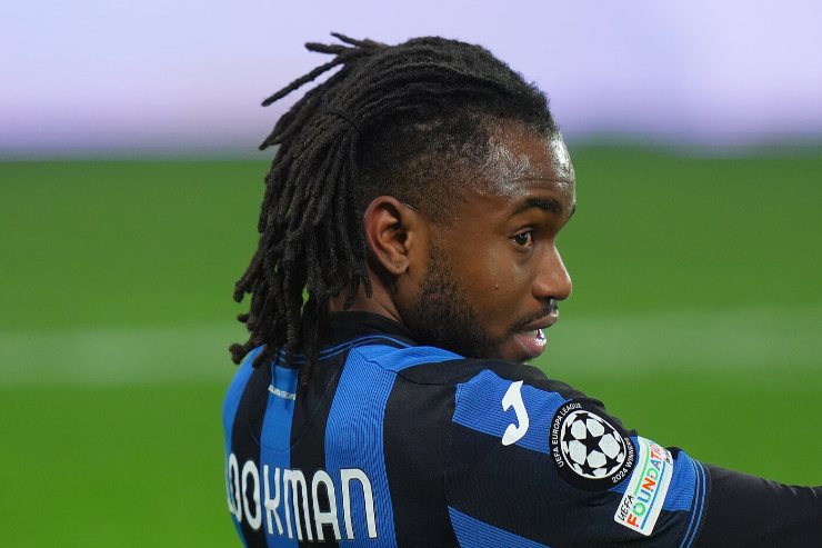 Lookman in campo in primo piano con la maglia dell'Atalanta 