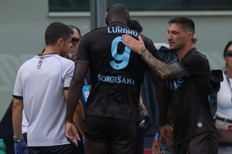 Romelu Lukaku esce dal campo per infortunio