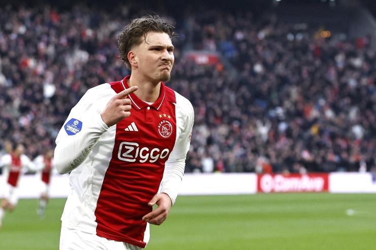 Godts in azione con la maglia dell'Ajax