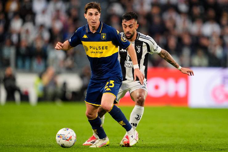 Miretti in campo con la maglia del Genoa