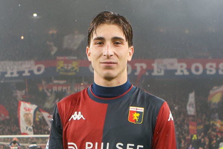 Miretti in camoi con la maglia del Genoa
