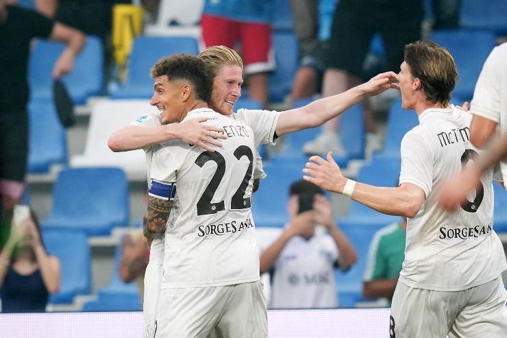 De Bruyne esulta con i compagni