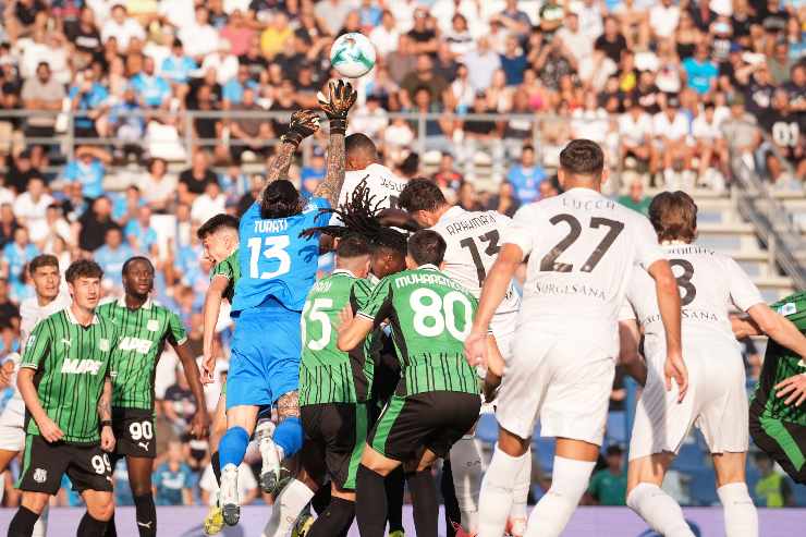 Stacco di Juan Jesus in area in Sassuolo-Napoli