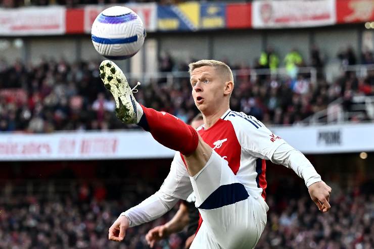 Zinchenko in azione con la maglia dell'Arsenal