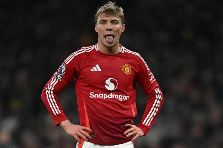 Højlund in azione con il Manchester United