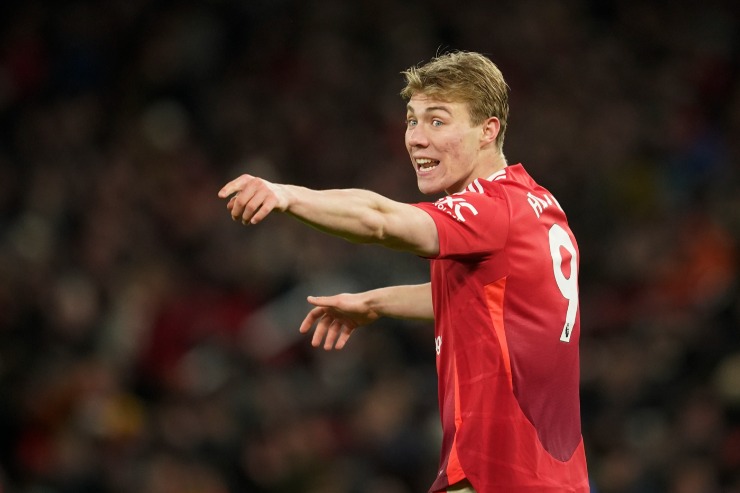 Rasmus Hojlund in campo con la maglia dello United 