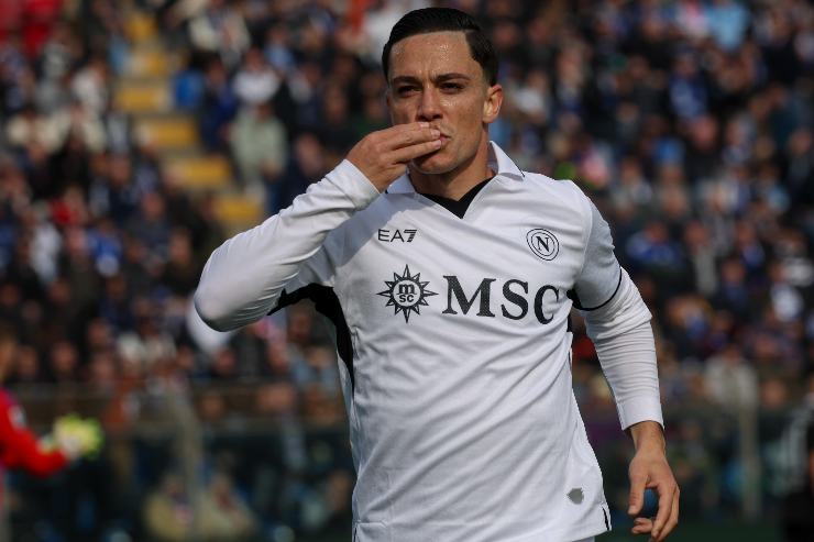 Giacomo Raspadori, attaccante dell'Atletico Madrid, esulta dopo un gol realizzato con la maglia del Napoli