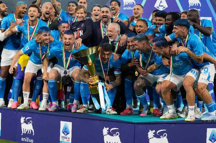 Squadra del Napoli che alza la coppa dello Scudetto