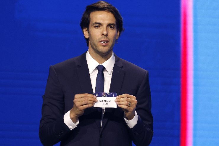 Kakà estrae il bigliettino del Napoli durante il sorteggio di Champions League