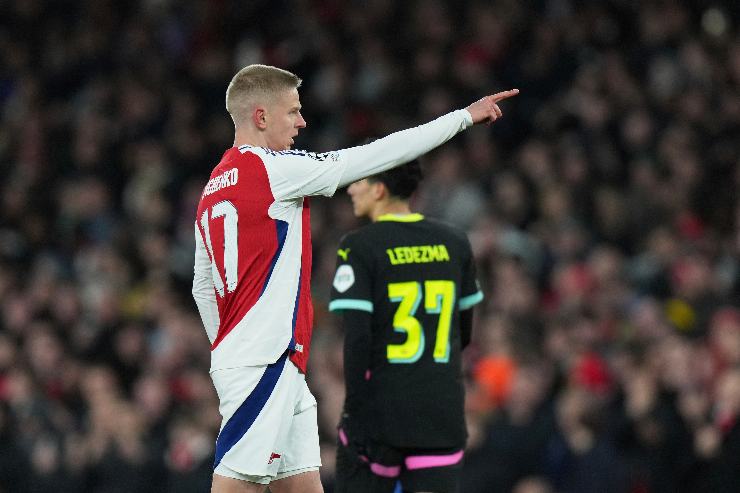 Oleksandr Zinchenko in campo con la maglia dell'Arsenal