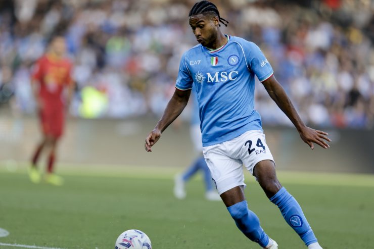 Jens Cajuste in campo con maglia Napoli