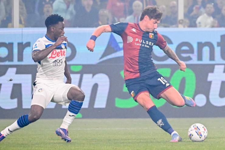 Andrea Pinamonti in campo con maglia Genoa