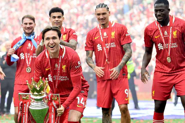Federico Chiesa in campo alla premiazione della Premier League