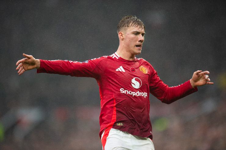 Rasmus Hojlund in campo