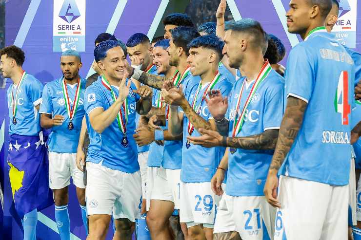 Squadra del Napoli che festeggia lo scudetto