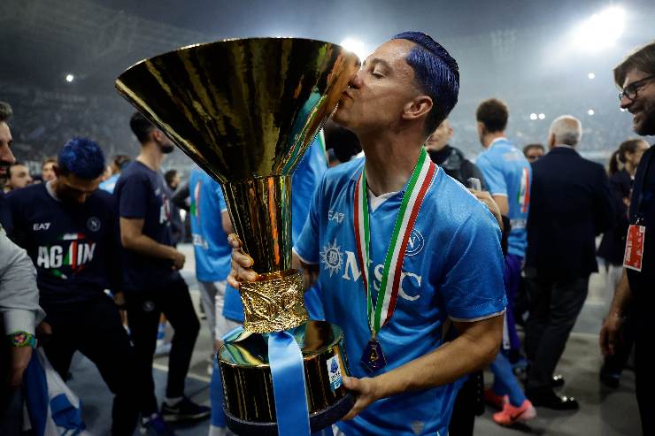 Raspadori con la Coppa dello Scudetto