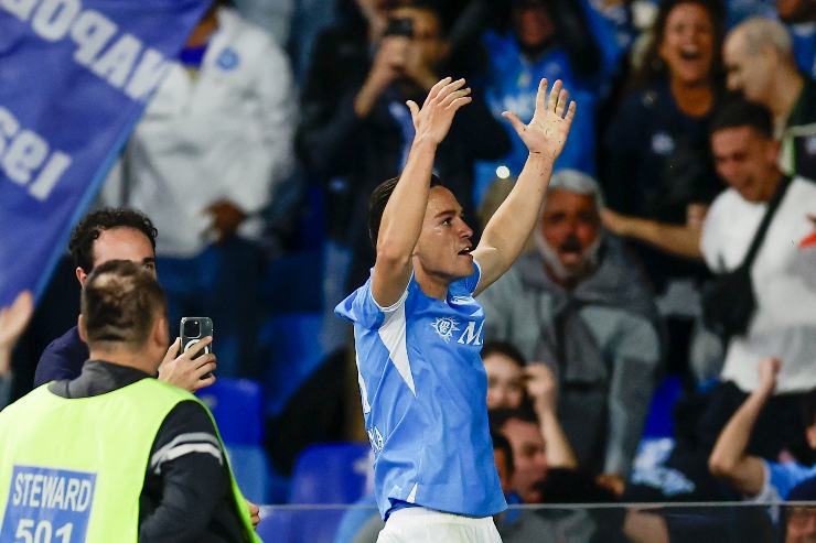 Raspadori esulta al gol