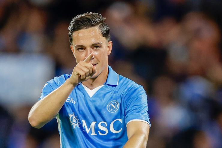 Raspadori esulta al gol