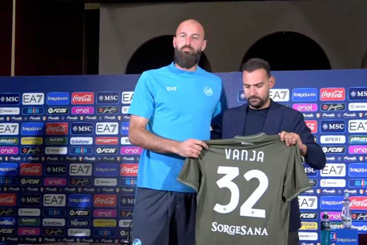 Savic tiene la maglia insieme al DS Manna