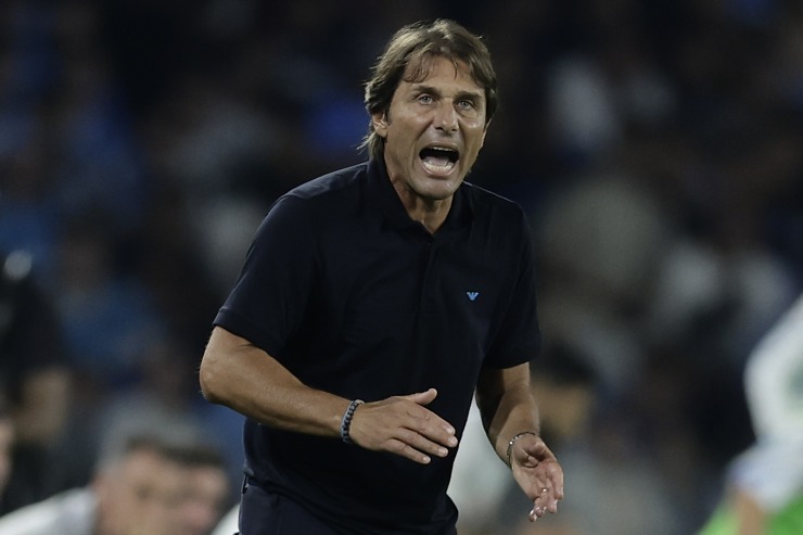 Conte in panchina durante Napoli-Pisa