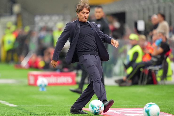 Conte calcia un pallone durante Milan-Napoli