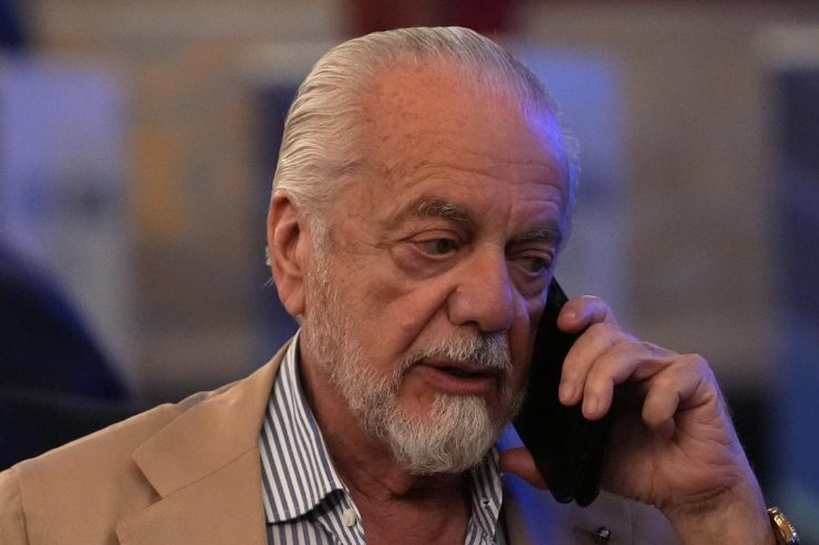 De Laurentiis fotografato durante la presentazione dei calendari di Serie A