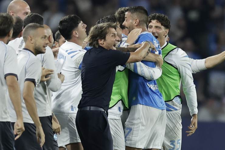 Squadra Napoli esulta