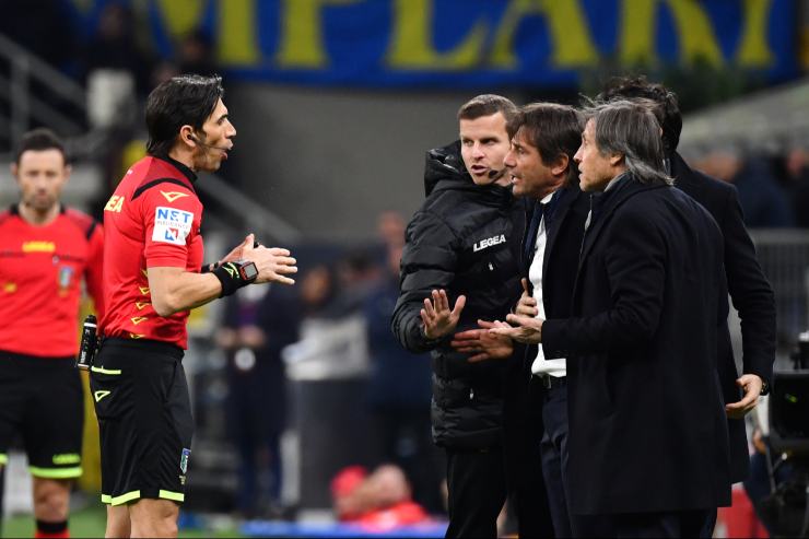 Conte discute con arbitro