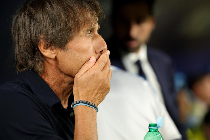 Antonio Conte preoccupato con la mano in volto