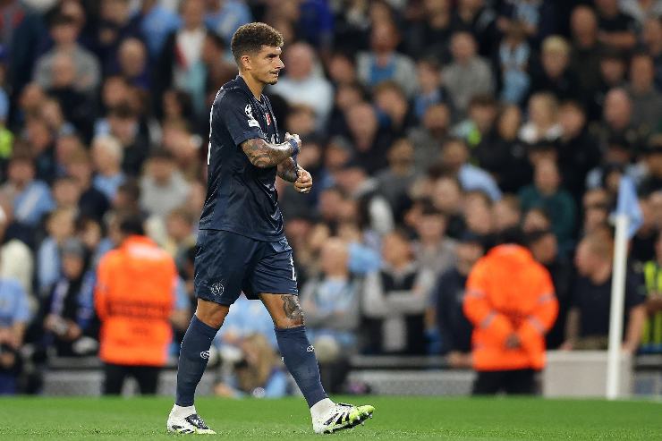 Di Lorenzo esce dal campo dopo il rosso