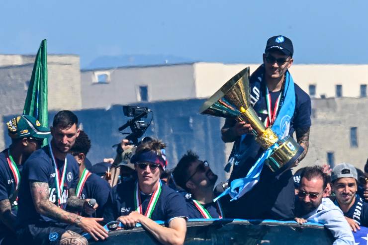 Di Lorenzo con lo Scudetto sul bus del Napoli