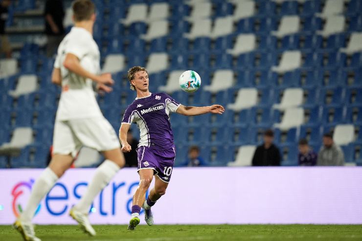 Gudmundsson in campo con la Fiorentina