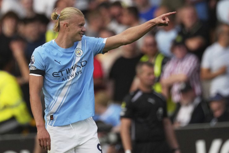 Haaland contento indica con il dito