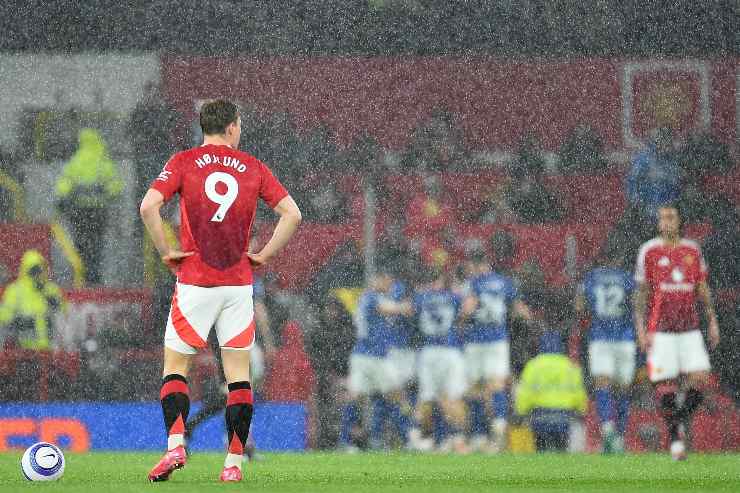 Hojlund di spalle sotto la pioggia