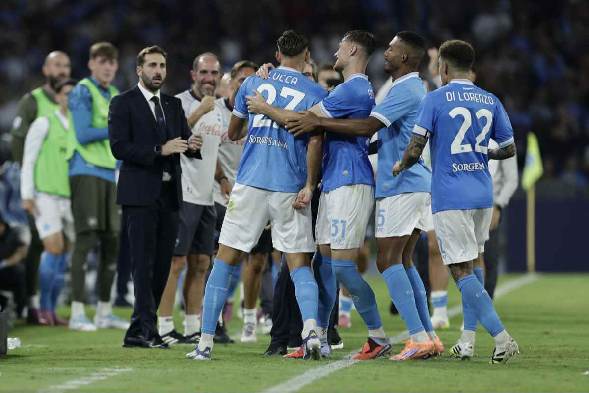 Il Napoli abbracciato in esultanza