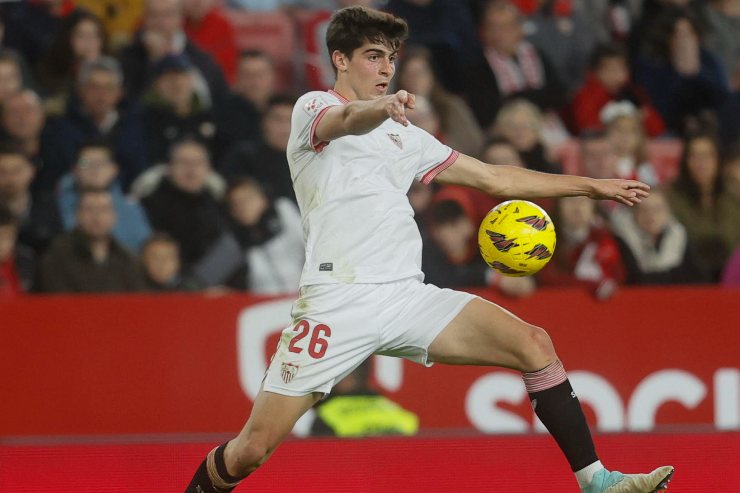 Juanlu Sánchez in campo con il Siviglia