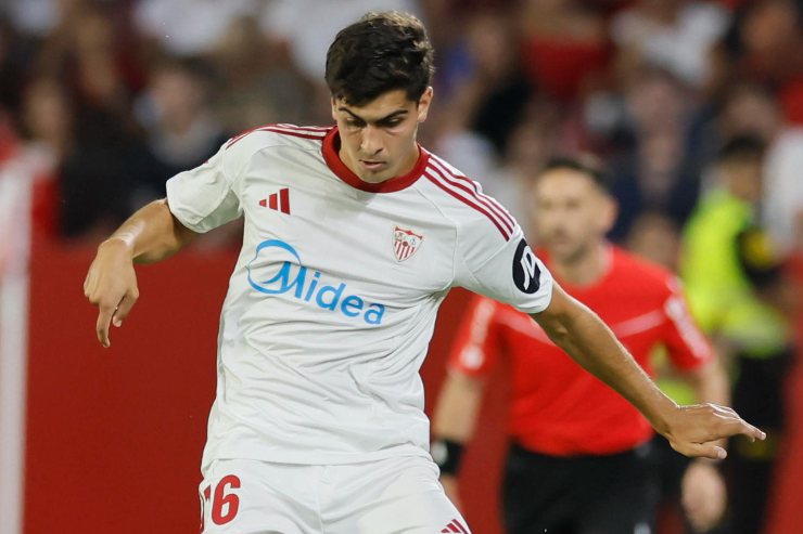 Juanlu Sánchez in azione con il Siviglia